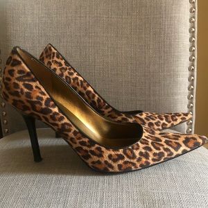 Size 8M Guess Leopard Pumps